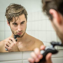 mannen scheren de baard voor het goede doel