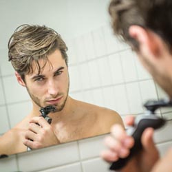 mannen scheren de baard voor het goede doel