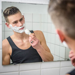 mannen scheren de baard voor het goede doel