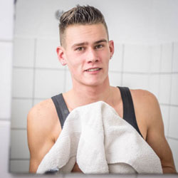 mannen scheren de baard voor het goede doel