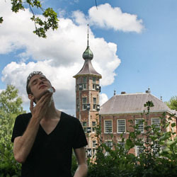 mannen scheren de baard voor het goede doel