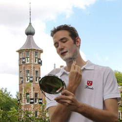 mannen scheren de baard voor het goede doel