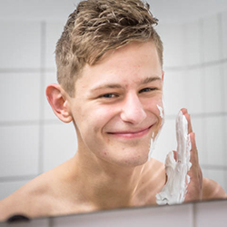 mannen scheren de baard voor het goede doel