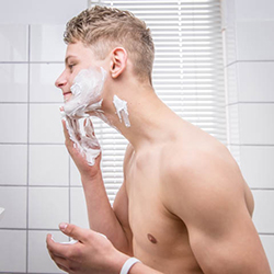 mannen scheren de baard voor het goede doel