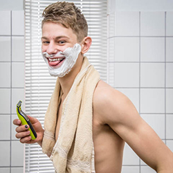 mannen scheren de baard voor het goede doel