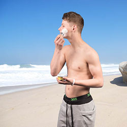 mannen scheren de baard voor het goede doel