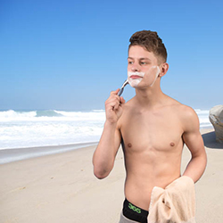 mannen scheren de baard voor het goede doel